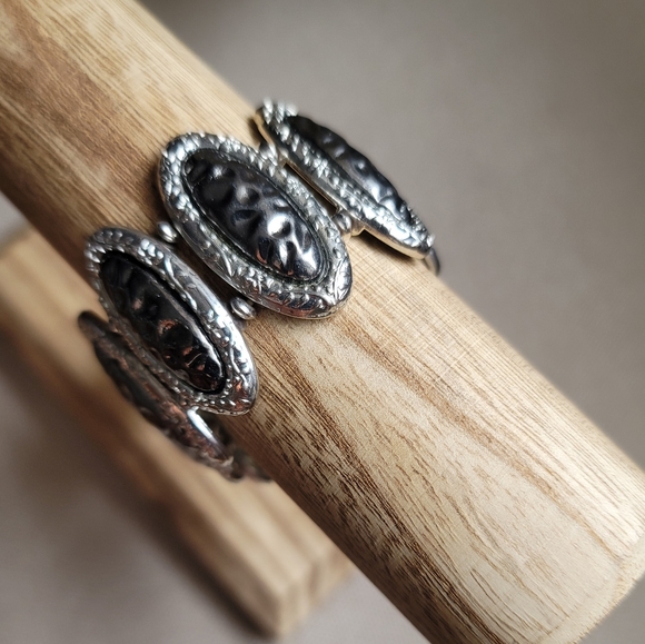 SOUTHWESTERN Hammered Chunky Stone Stretch Bracelet - Picture 4 of 4